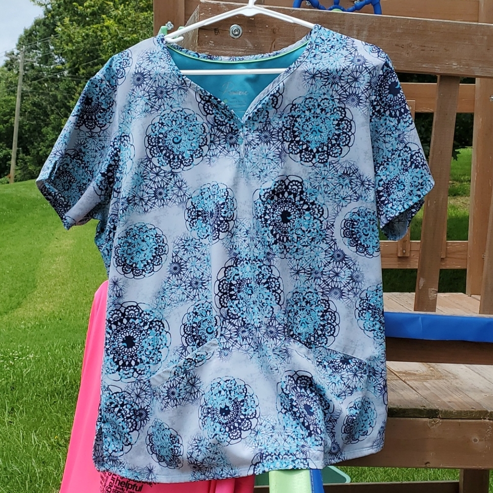 Scrub top xl healing hands